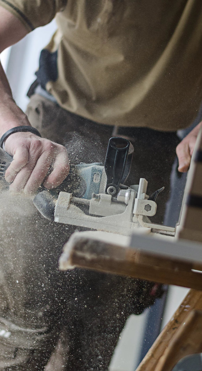 Timmerman aan het werk met gereedschap bij Connection Onderhoudsbedrijf